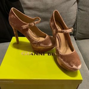 Gianni Bini pink nude velvet heels